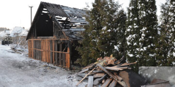 Ūkinis pastatas užsidegė nuo besikūrenančios krosnies