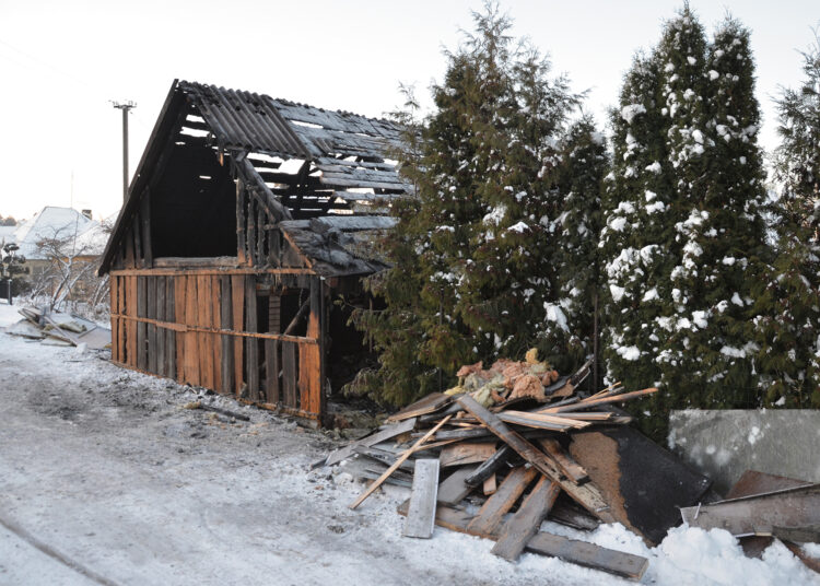 Ūkinis pastatas užsidegė nuo besikūrenančios krosnies