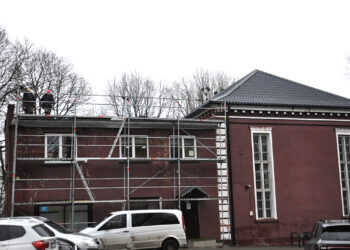 Per kiaurą stogą besiveržęs vanduo ant kompiuterių daugiau nevarvės