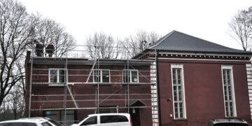 Per kiaurą stogą besiveržęs vanduo ant kompiuterių daugiau nevarvės