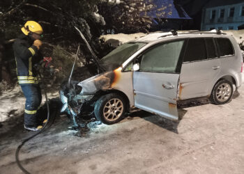 Automobilis įsiliepsnojo neįprastomis aplinkybėmis