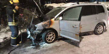 Automobilis įsiliepsnojo neįprastomis aplinkybėmis