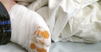 Į ligoninę pateko apšalęs ir išsekęs