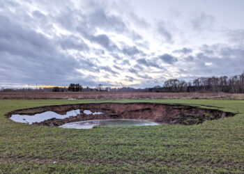 Atsivėrė rekordinio dydžio smegduobė