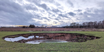 Atsivėrė rekordinio dydžio smegduobė