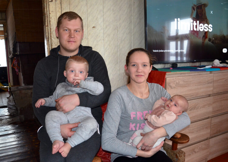 Keliai, kuriuos stengiasi įveikti keturis mažylius auginanti šeima