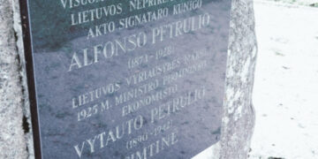 Trūksta į signataro tėviškę vedančių nuorodų