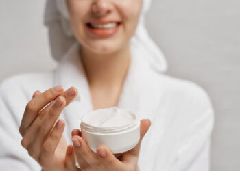 Veido kremai: žiemą saugoti nuo šalčio, vasarą – nuo saulės, o ką daryti pavasarį?