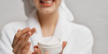 Veido kremai: žiemą saugoti nuo šalčio, vasarą – nuo saulės, o ką daryti pavasarį?