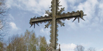 Remontuos Deikiškių kapinėse esantį kryžių