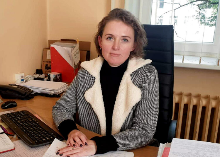 Meras renkasi jauną ir patikimą bendrapartietę