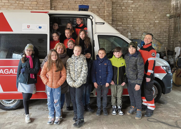 Kaštonų moksleiviai susipažino su „greitosios“ darbu