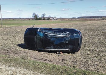 Kelio vingyje apsivertė automobilis