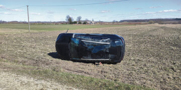 Kelio vingyje apsivertė automobilis