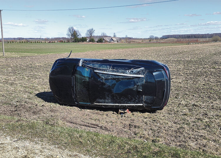 Kelio vingyje apsivertė automobilis