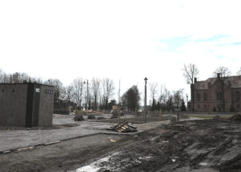 Naujas statinys rekonstruojamoje aikštėje