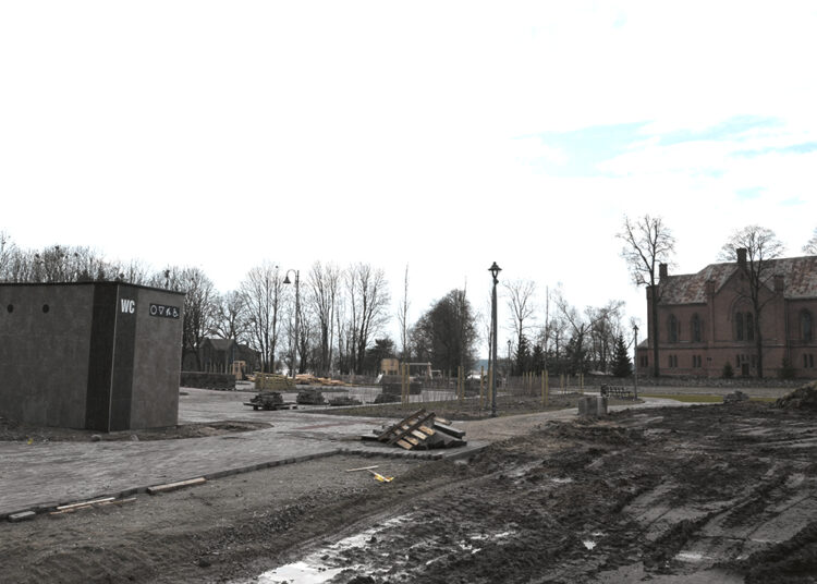 Naujas statinys rekonstruojamoje aikštėje