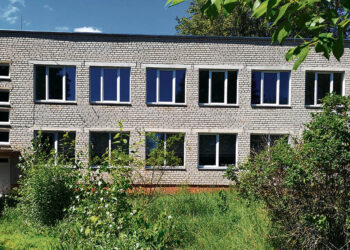 Mokyklą nupirkęs buvęs moksleivis pastatų griauti neketina