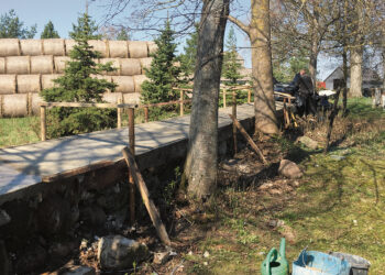 Baigė remontuoti kapinių tvorą