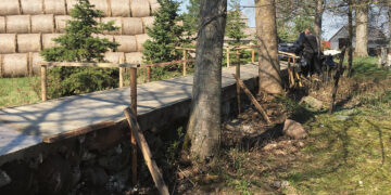 Baigė remontuoti kapinių tvorą