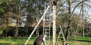 Sutvarkė aplūžusį kryžių