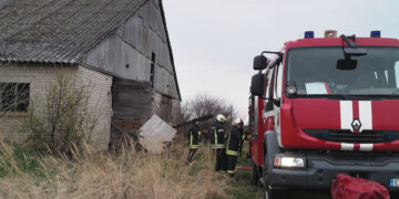 Ugnis liepsnojo fermoje ir gyvenamajame name