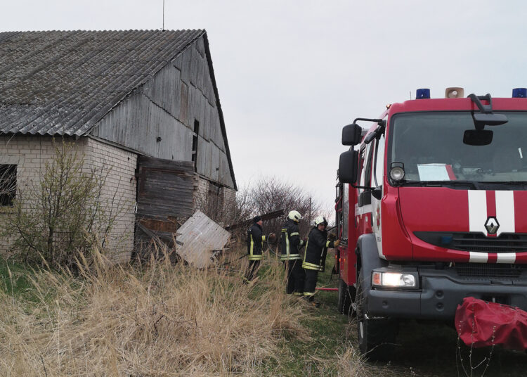 Ugnis liepsnojo fermoje ir gyvenamajame name