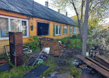 Iš degusio namo teko evakuoti žmones