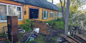 Iš degusio namo teko evakuoti žmones