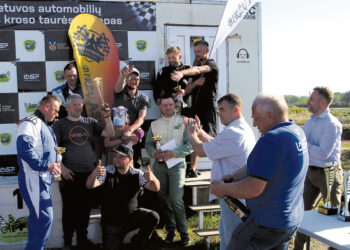 Varžybas pradėjo automobilių kroso entuziastai