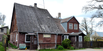 Turi tualeto duobes, bet nuotekos keliauja į ežerą