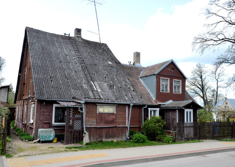 Turi tualeto duobes, bet nuotekos keliauja į ežerą