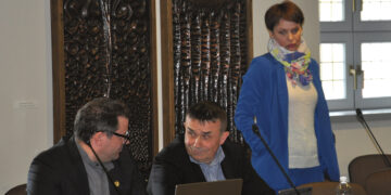 Konservatoriai ir „atgimiečiai“ valdantiesiems oponuos atskirai