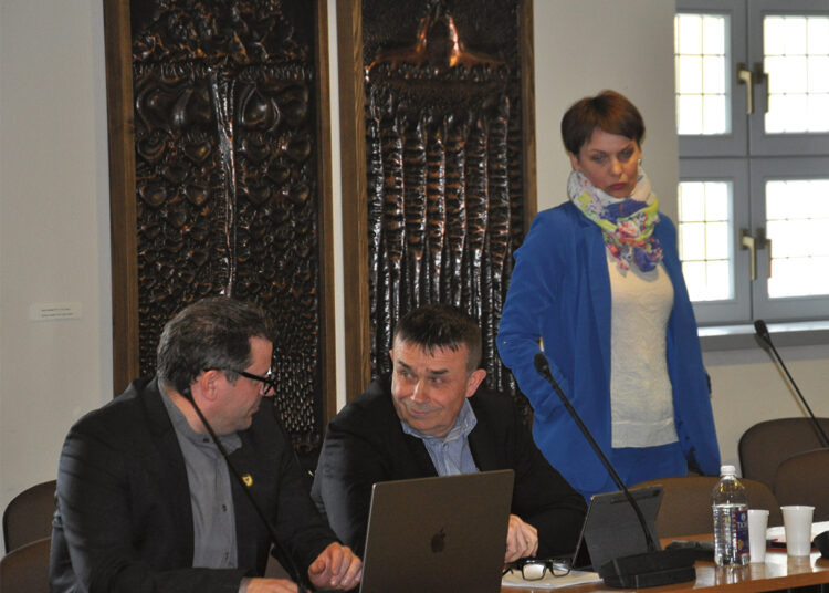 Konservatoriai ir „atgimiečiai“ valdantiesiems oponuos atskirai