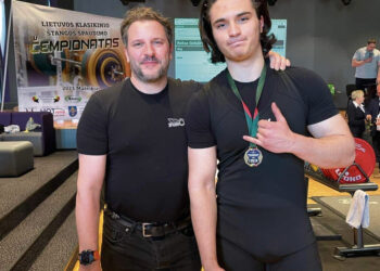 Štangos spaudimo varžybose iškovojo pirmąją vietą