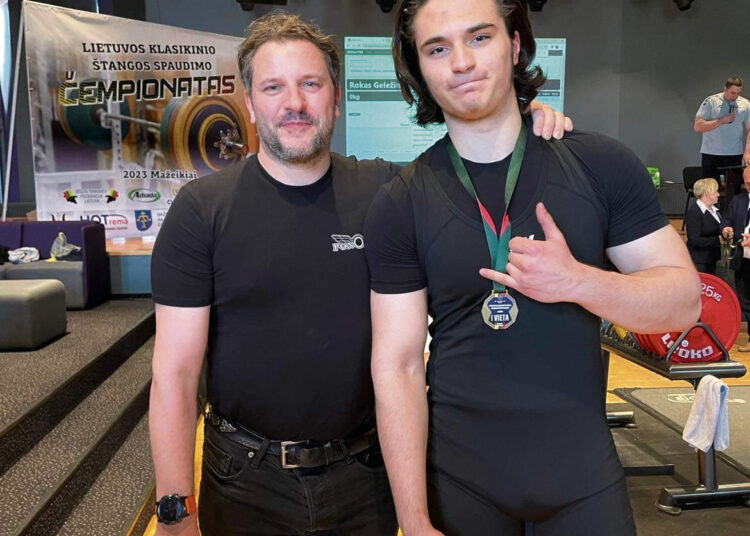 Štangos spaudimo varžybose iškovojo pirmąją vietą