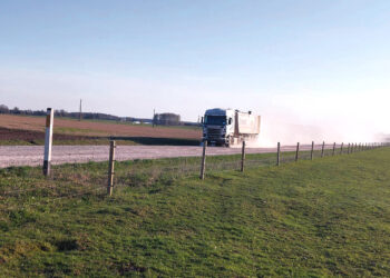 Bandys spręsti dulkėtų gatvių problemą