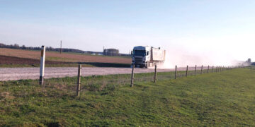 Bandys spręsti dulkėtų gatvių problemą