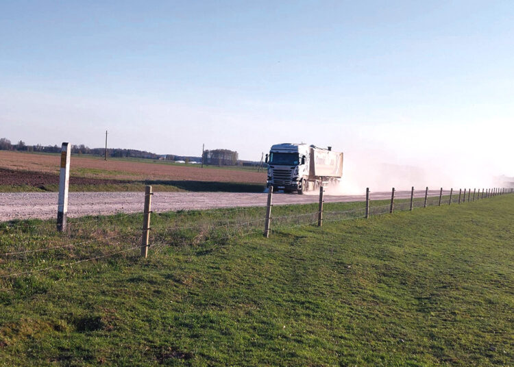 Bandys spręsti dulkėtų gatvių problemą