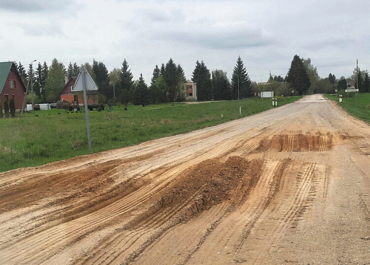 Kelio išdaužos laukia remonto