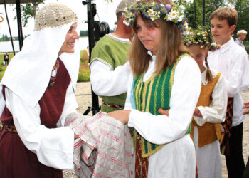 Į Jonines skubėjo autobusu, automobiliais, valtimis, pėsčiomis ar katamaranu…