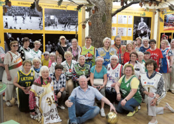 Senjorų klubas matavosi Arvydo Sabonio batą ir susirado draugų