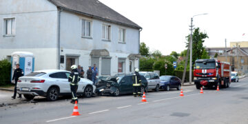 Vienu galingu smūgiu – keturi automobiliai