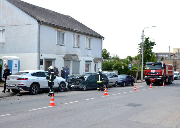 Vienu galingu smūgiu – keturi automobiliai
