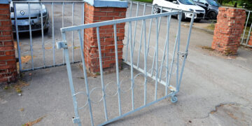 Nukėlė kapinių vartus