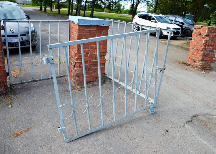 Nukėlė kapinių vartus