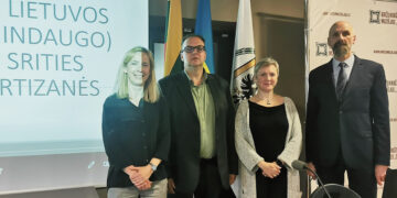 „Nors mano – moters – silpnos rankos, bet ginklą laiko jos tvirtai..“