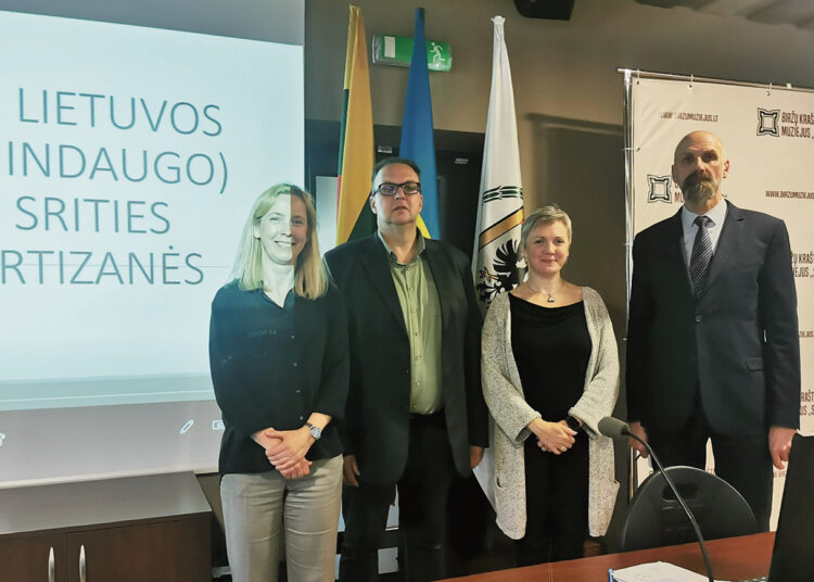 „Nors mano – moters – silpnos rankos, bet ginklą laiko jos tvirtai..“