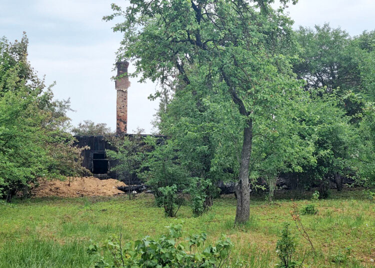 Namas sudegė, bet gaisras neišplito