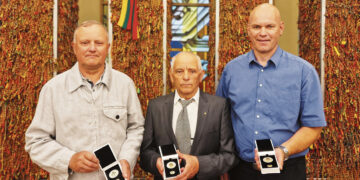 Įteikti garbingi ženklai